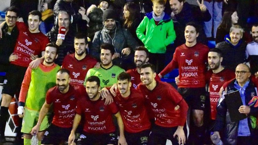 Los jugadores del Formentera posan tras el triunfo