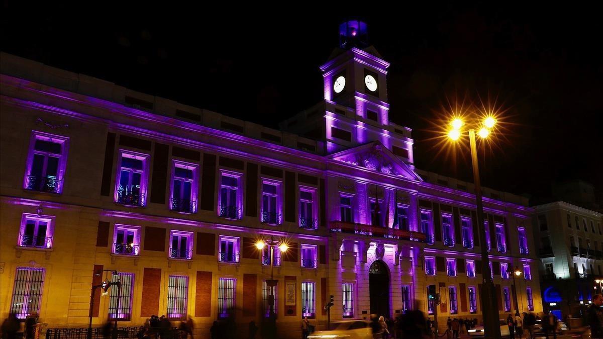 La sede de la Comunidad de Madrid, la Real Casa de Correos, iluminada de color violeta con motivo del Día Internacional de la Mujer Trabajadora.