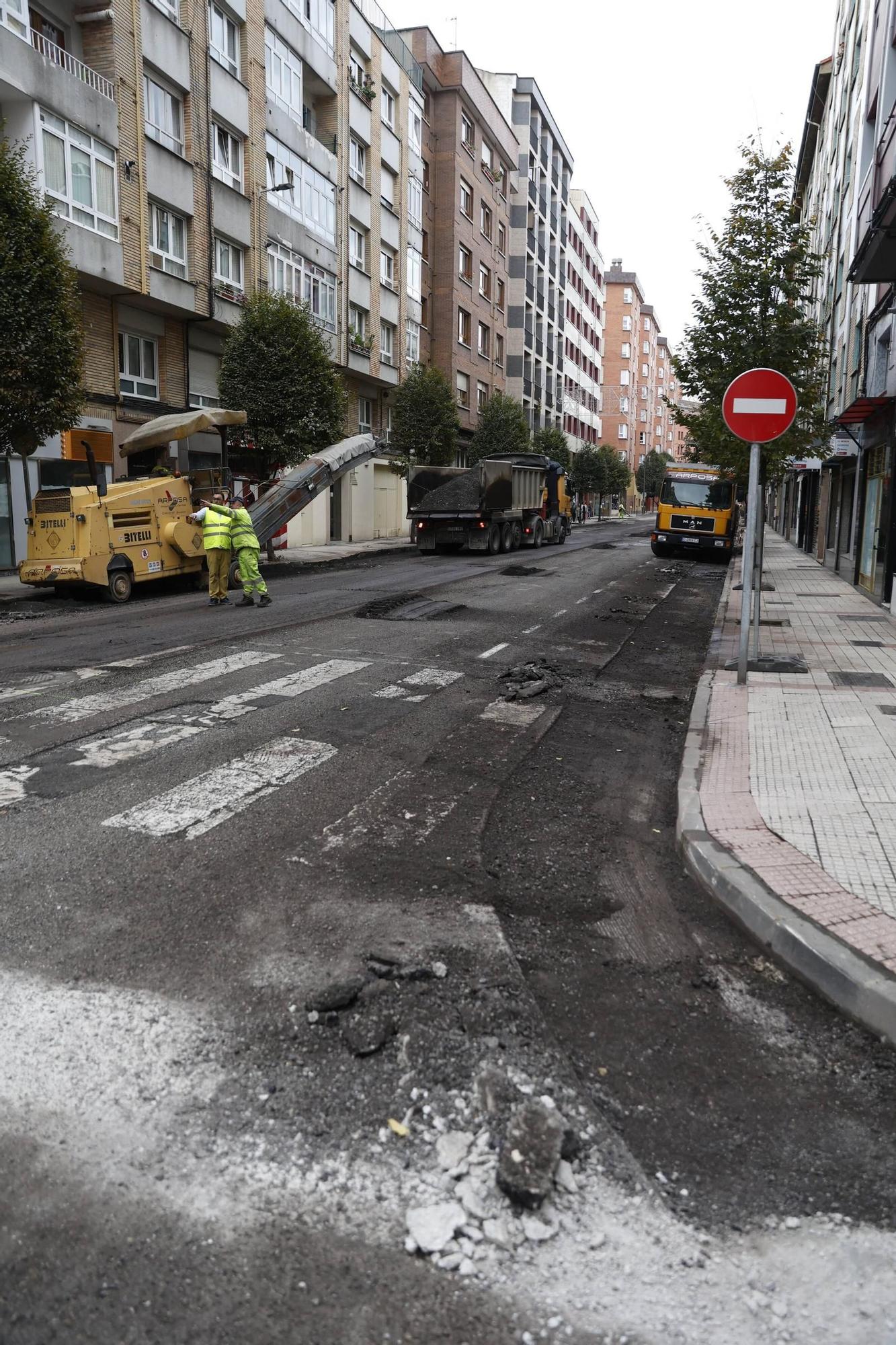 Arranca la renovación del pavimento en la calle Eleuterio Quintanilla de El Llano (en imágenes)