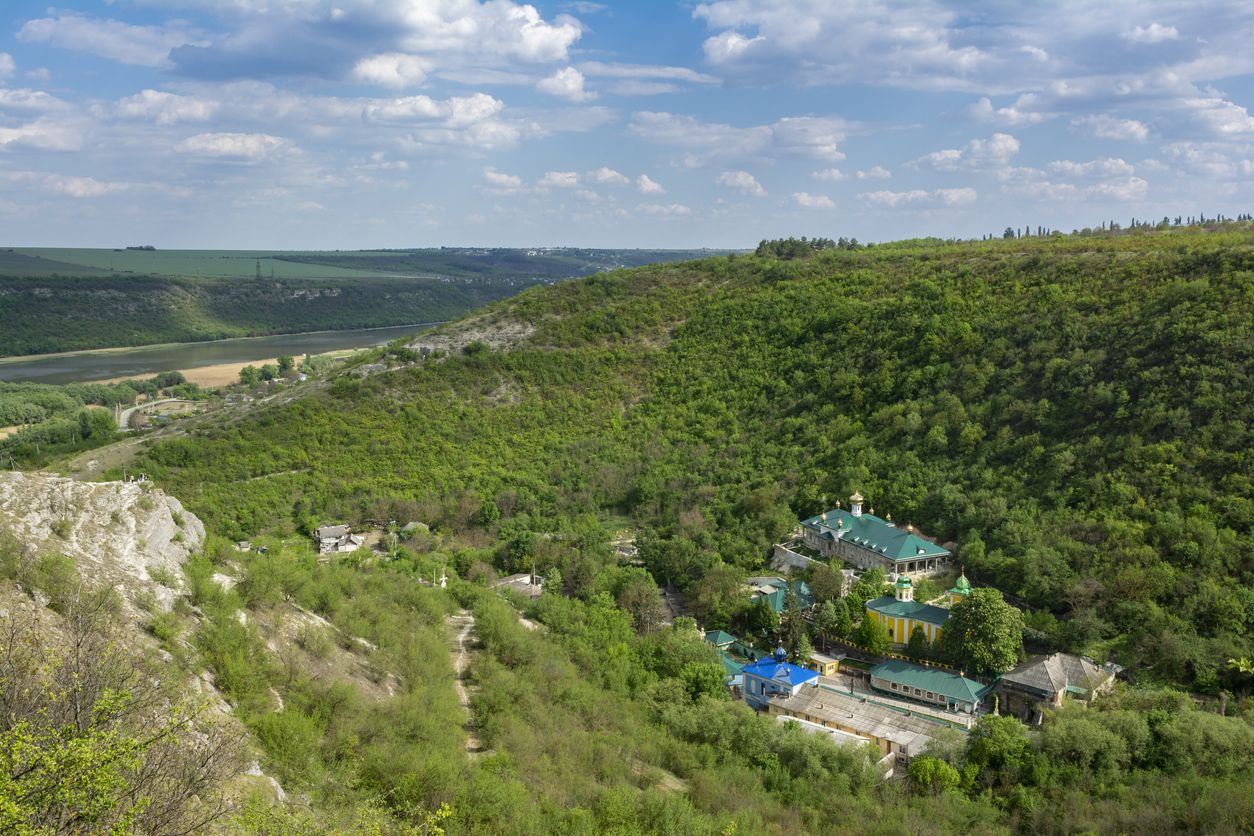 Manastirea Saharna (Monasterio de la Santísima Trinidad de Saharna) y el río Dniéster al fondo, Moldavia