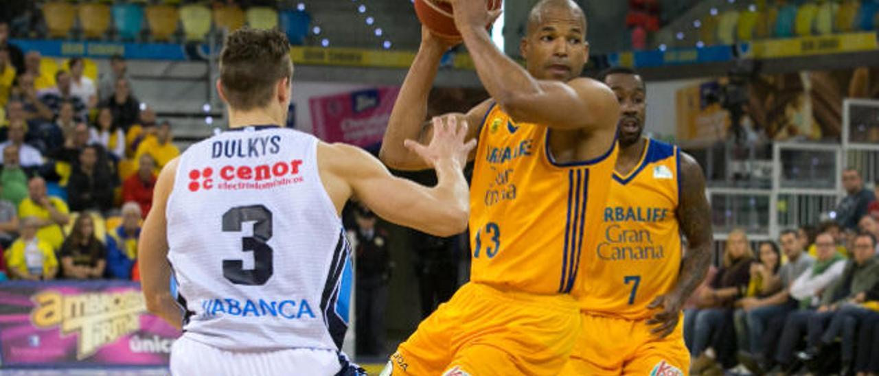 Eulis Báez, con el balón entre las manos, durante el partido frente al Obradoiro.