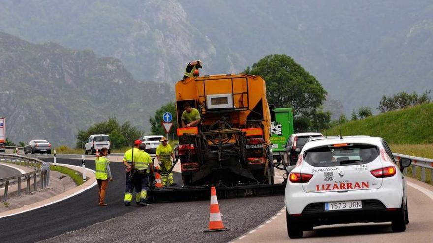 Los operarios reparan el firme en uno de los tramos del Huerna, en sentido León.