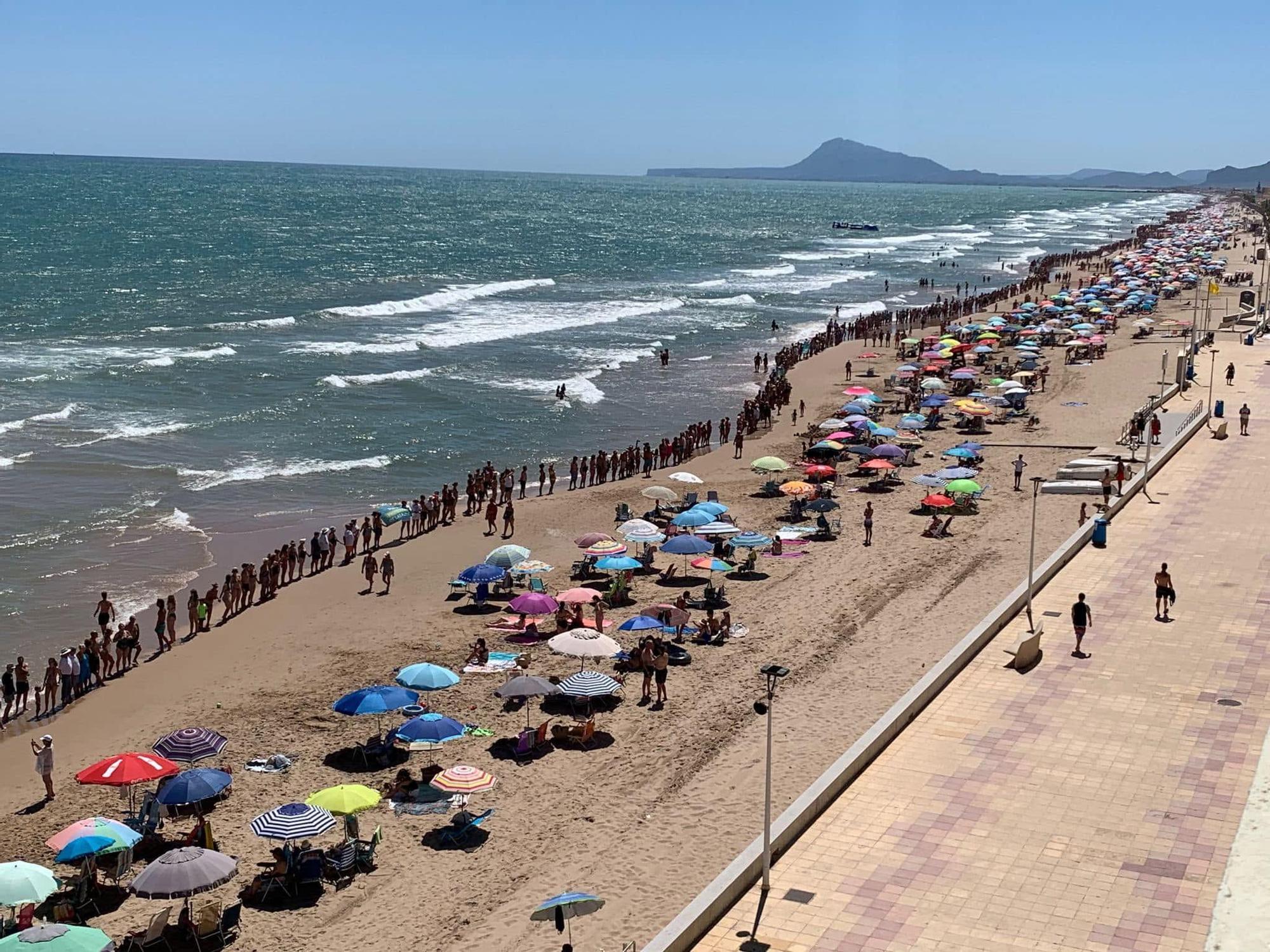 Cadena humana que se formó en el verano de 2023 a la altura de la playa de Miramar.