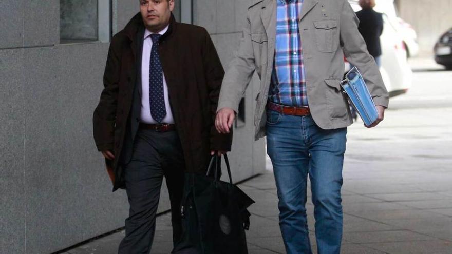 A la derecha, Alfonso Carlos Sánchez, con su abogado, Javier Díaz Dapena.