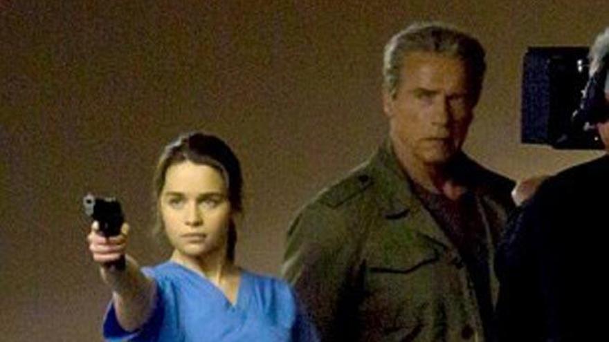 Schwarzenegger junto a Emilia Clarke durante el rodaje.