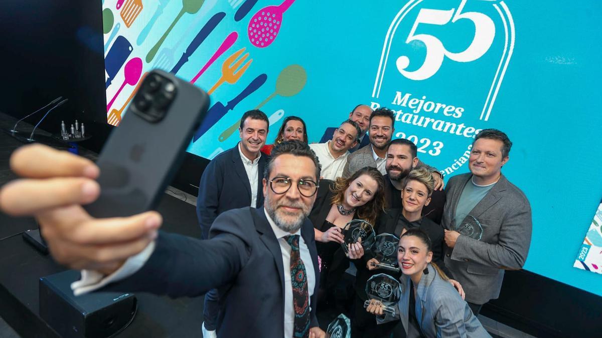 Quique Dacosta hace el tradicional 'selfie' con el top 10 de los 55 mejores restaurantes de la Comunitat Valenciana 2023.