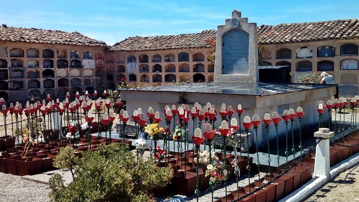 Alrededor del monolito en recuerda de las víctimas, se instalaron macetas en memoria de cada uno de los asesinados en la fosa común de 2009.