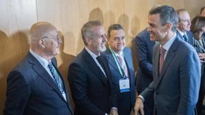 El president, Pedro Sánchez, i el president del Banc de Sabadell, Josep Oliu (esquerra), el passat 5 de maig. | FERRAN NADEU