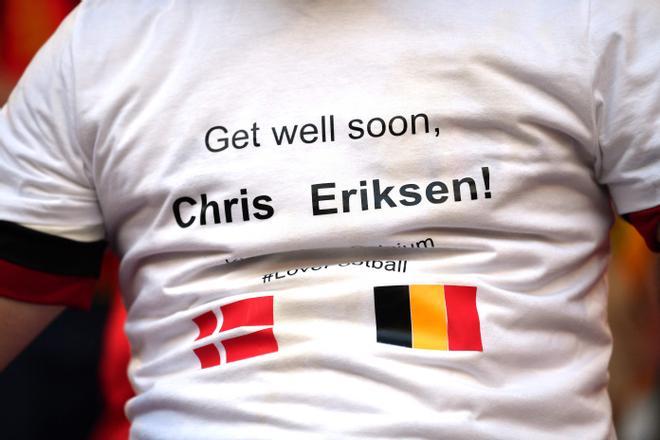 Aficionados con mensajes en apoyo a Christian Eriksen (Copenhague, Dinamarca)