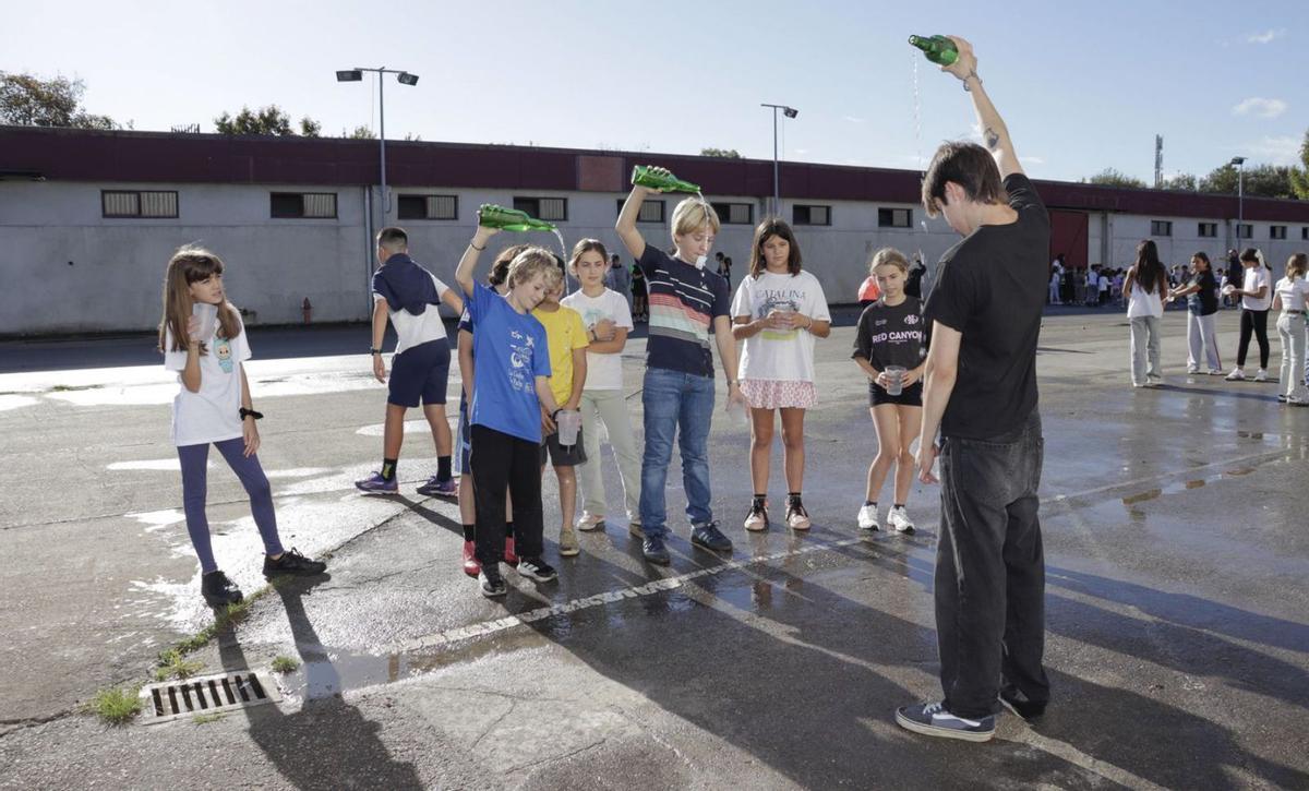 Un grupu d’alumnos, nel taller d’escanciáu, con Leo Santacruz (d’espaldes) marcando’l pasu.