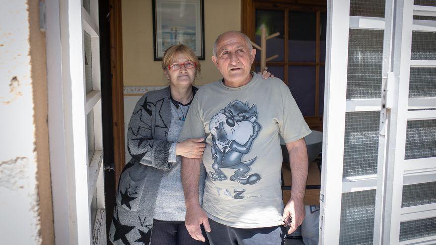 León y Maia Vephkhpvia, en la puerta de la vivienda social donde llevan viviendo siete años.