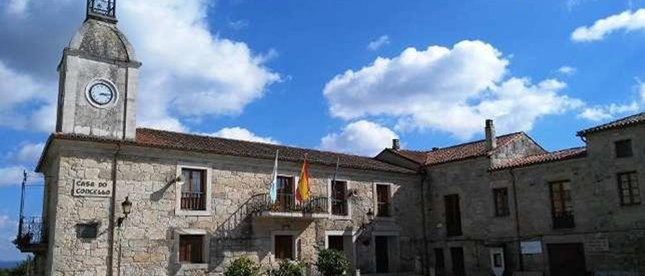 De arriba a abajo: ábside románico de la iglesia del monasterio y edificio del concello (Fotos: concellodepanton.es).