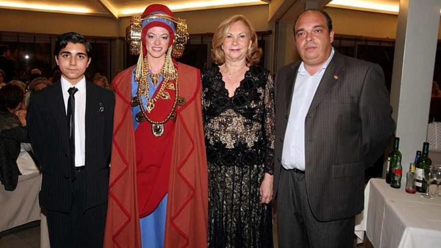 Francisco Javier, la Dama Viviente, María del Carmen Baeza, y un representante de la Merced.