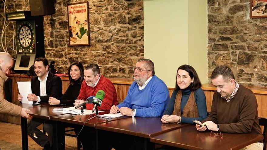 Por la izquierda, Manuel Pecharromán, Raquel Vega, el abogado Manuel Estrada, Gabriel Díaz, María Teresa Menéndez y Francisco Rodríguez Cubiella.