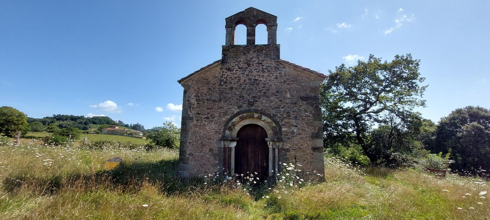 Una historia de casi mil años, las cabezas de pico vikingas y el espectáculo del ábside con 24 figuras de monstruos, juglares y enamorados: así es San Esteban de los Caballeros, joya del patrimonio de Siero