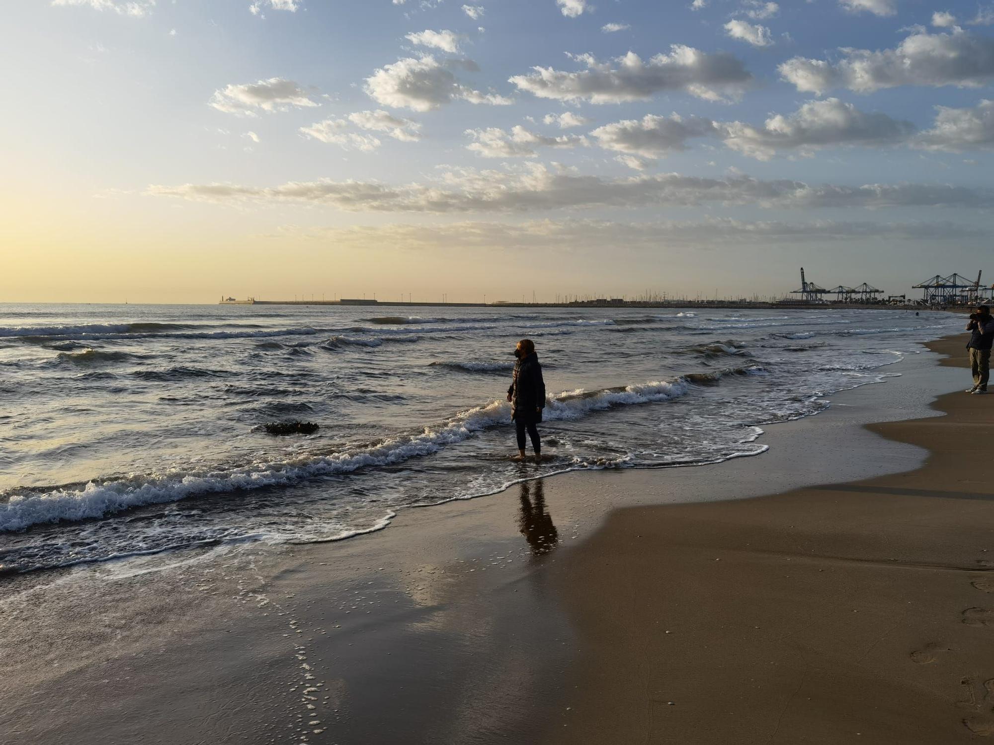 La hermandad del Cristo del Salvador acude a rezar a la playa de El Cabanyal