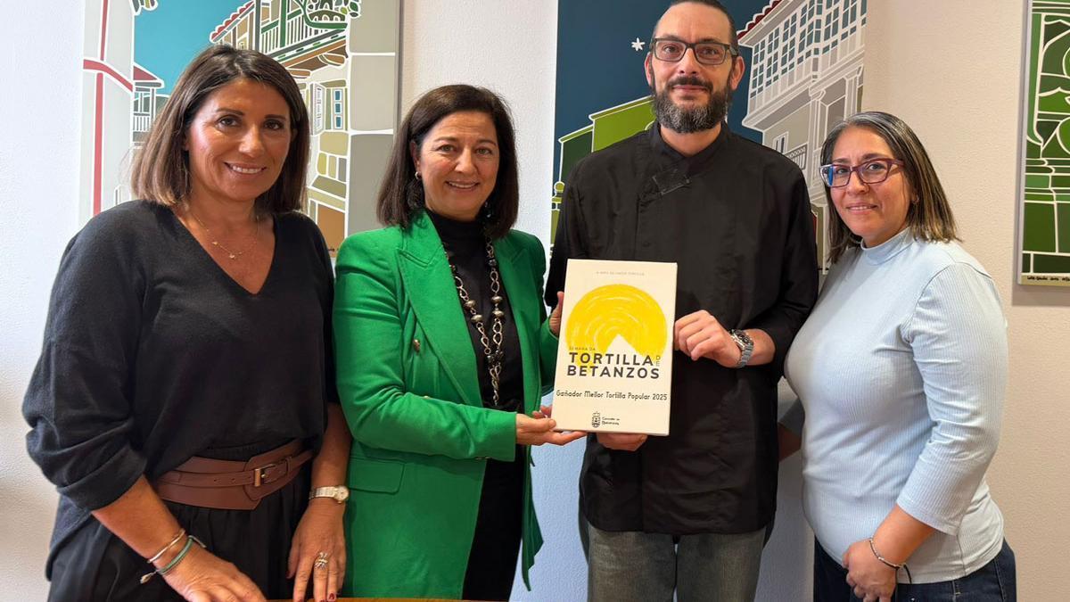 Entrega del premio popular a la 'mejor tortilla de Betanzos' a Sheyla Rossana Delgado e Iván Quintáns Lodeiro, de Burger City Café Segundo.