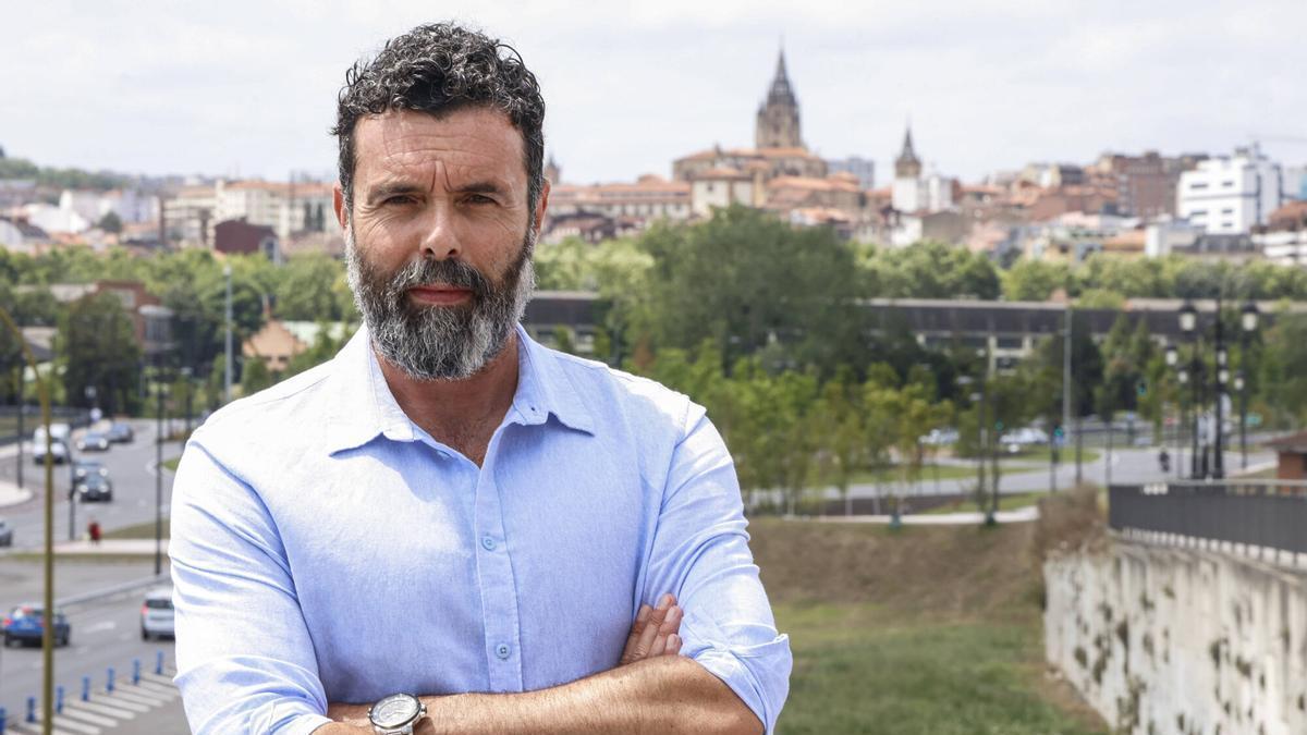 El historiador Fernando Manzano, con la Catedral de Oviedo al fondo.
