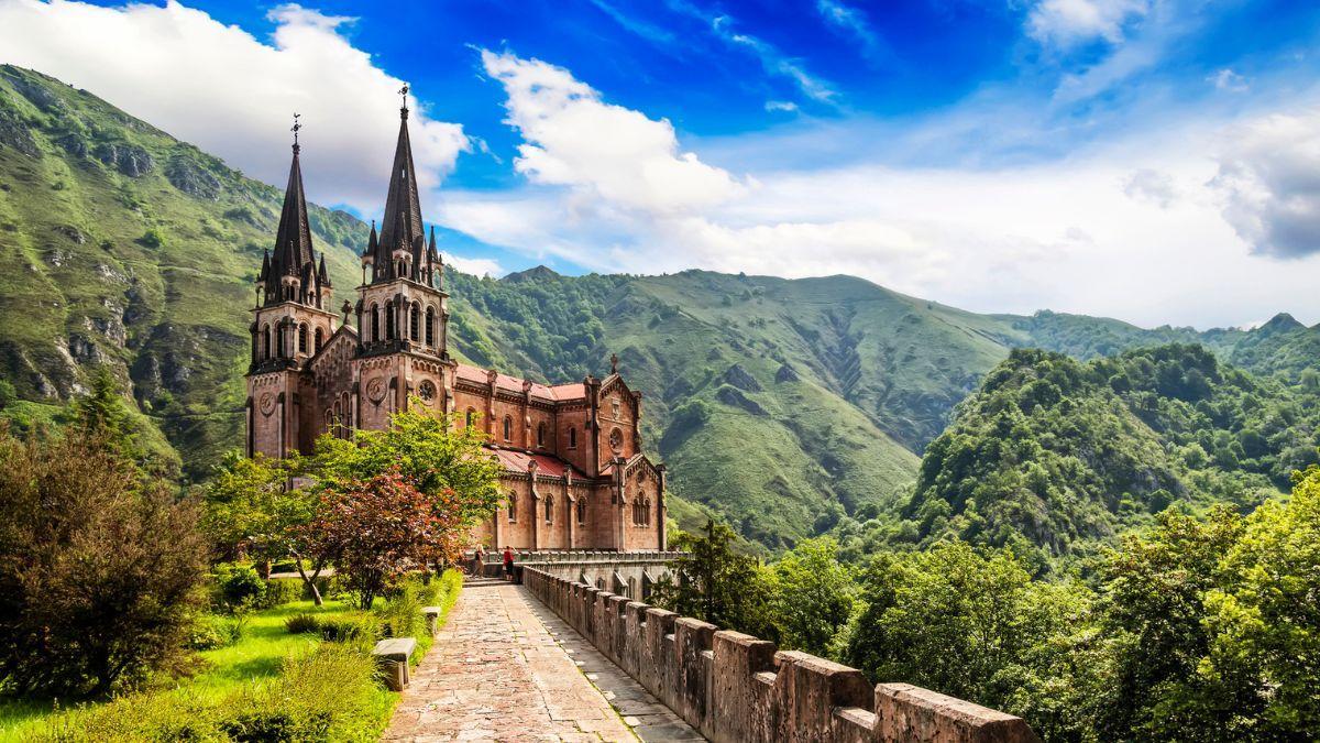 El santuario Bien de Interés Cultural encajado en la montaña que fue clave para la historia de España