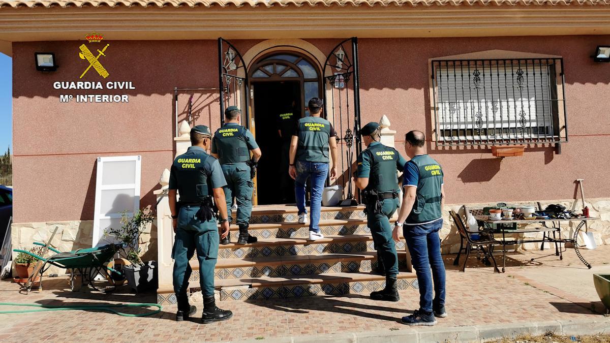 Momento del registro de la Guardia Civil en el domicilio donde se ocultaba el presunto cabecilla.