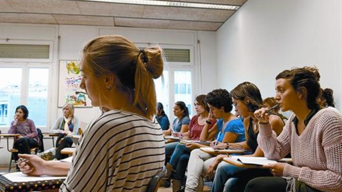 Clase de formación para maestros de párvulos, en el Grup de Mestres Rosa Sensat en Barcelona, el pasado jueves.