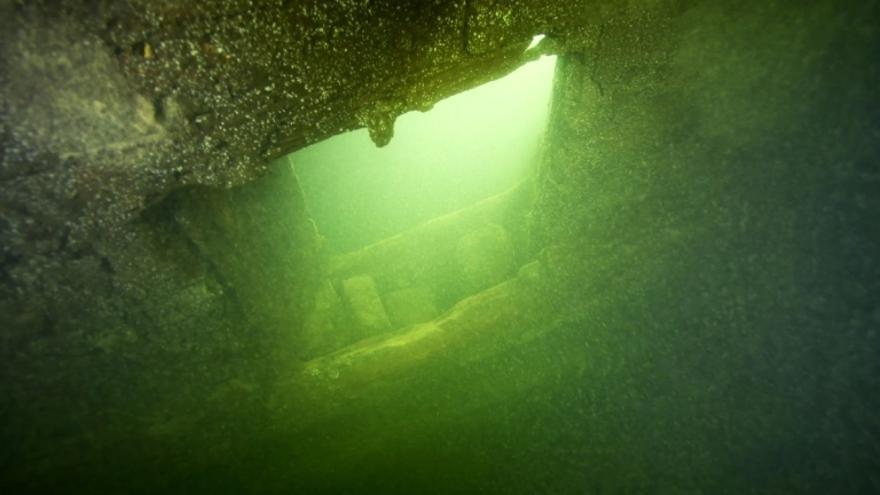 Parte de la cubierta del Äpplet localizdo  en el estrecho en Vaxholm (Suecia), casi 400 años después de su hundimiento.