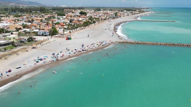 Los usuarios de la playa Casablanca disfrutan de la calidad de sus aguas, sus servicios y dotaciones. | SÁNCHEZ