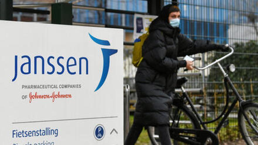 Una dona amb la seva bicicleta a la filial de Johnson&amp;Johnson, Janssen, a Leiden, Països Baixos, el 9 de març de 2021