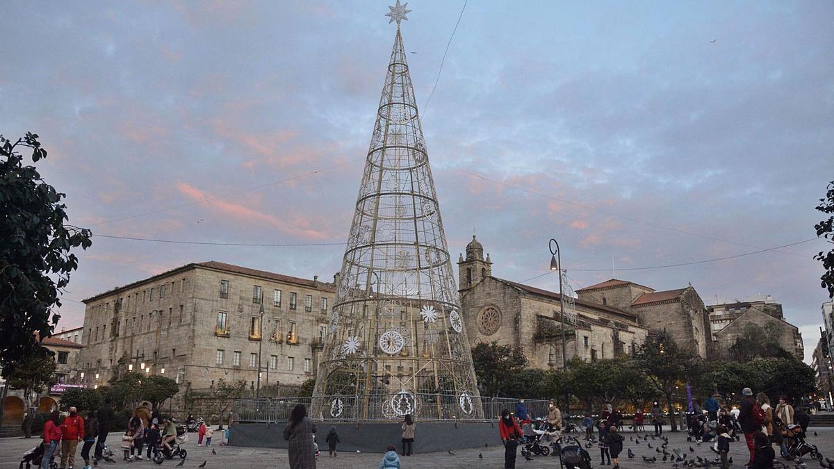 Decoración navideña instalada en la Praza da Ferrería de Pontevedra. |   // RAFA VÁZQUEZ