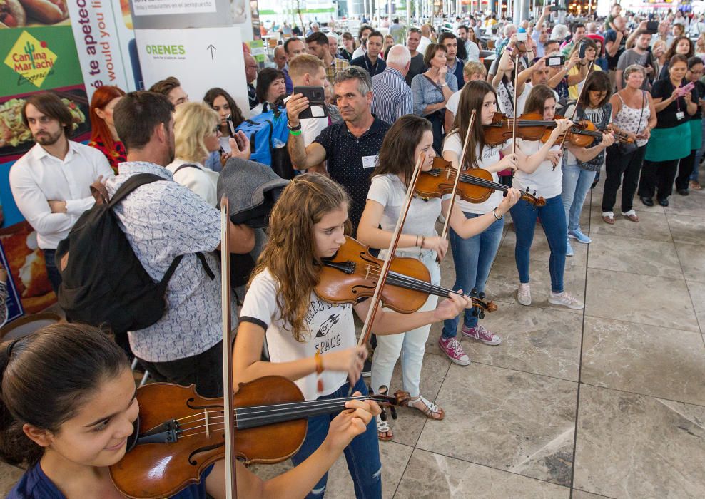 Sesenta músicos escondidos por la terminal han interpretado una pieza para celebrar el cincuenta aniversario de El Altet.