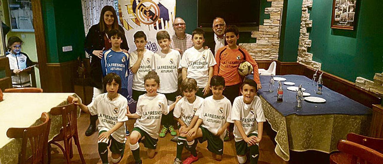 El equipo del año pasado: de pie, por la izquierda, Rodri, Sergio, Arturo, Pablo Llana y Pelli; agachados, Pablo Santos, Borja, Jaime, Mario y Asier. Les acompañan en la foto Cristina Marcilla, Carlos Jiménez y Antonio Fueyo.