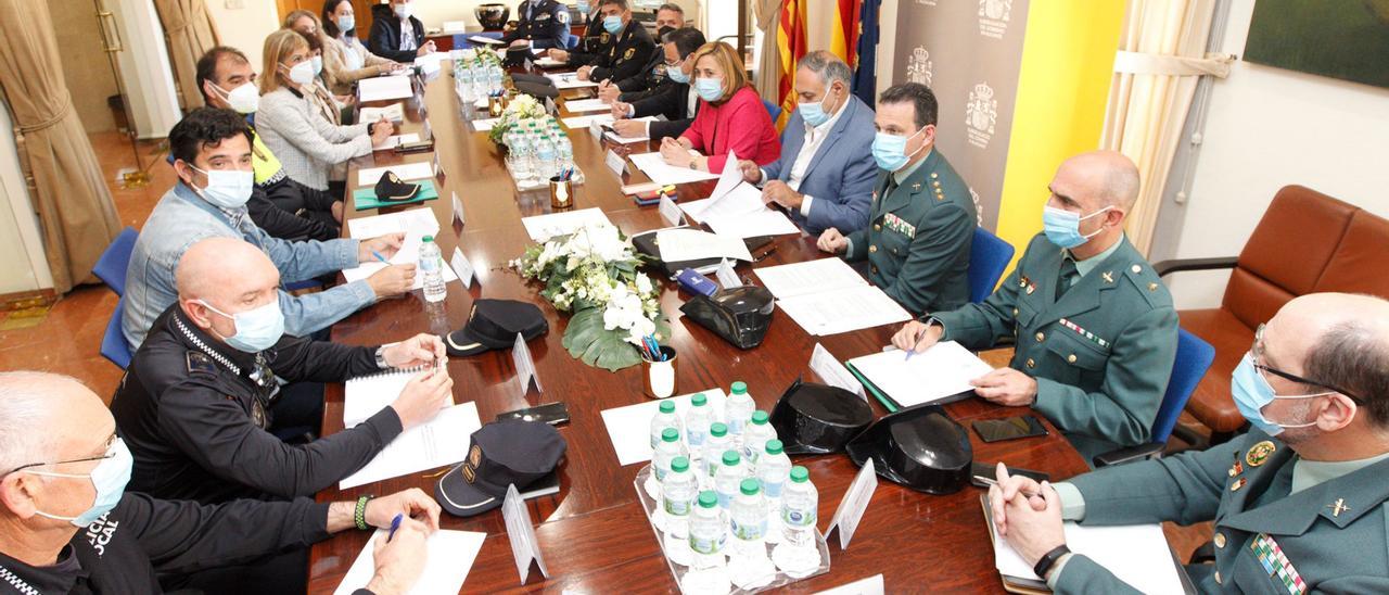 Representantes que han participado en la reunión de este lunes en la Subdelegación de Gobierno