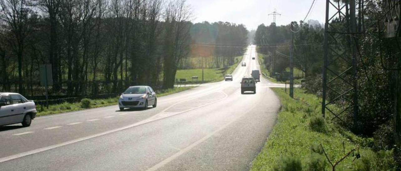 Una vista del cruce de Toedo en el vial a Santiago, sobre el que actuará la Xunta. // Bernabé / Víctor Espiño