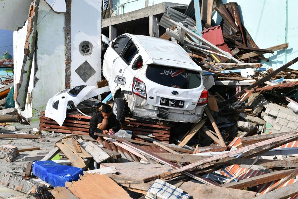 Palu busca a cientos de desaparecidos bajo el barro