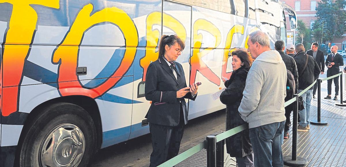 La falta de trenes dispara la demanda para alquilar autobuses y coches en Málaga