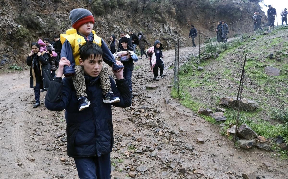 zentauroepp52645757 migrants walk to the village of skala sikaminias  on the gre200306204842