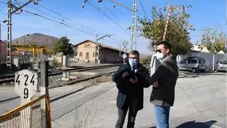 Novelda reclama eliminar el peligroso paso a nivel del barrio de La Estación