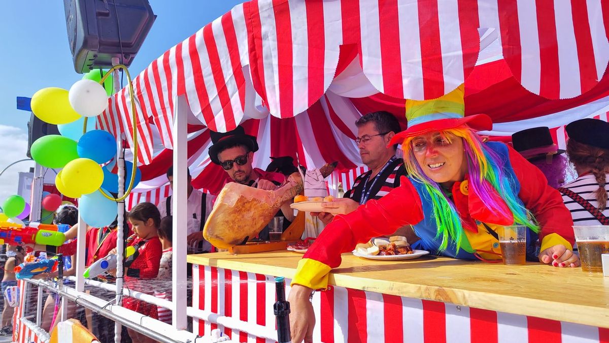 Una de las carrozas del año pasado en el desfile de Santa Ana de Grado.