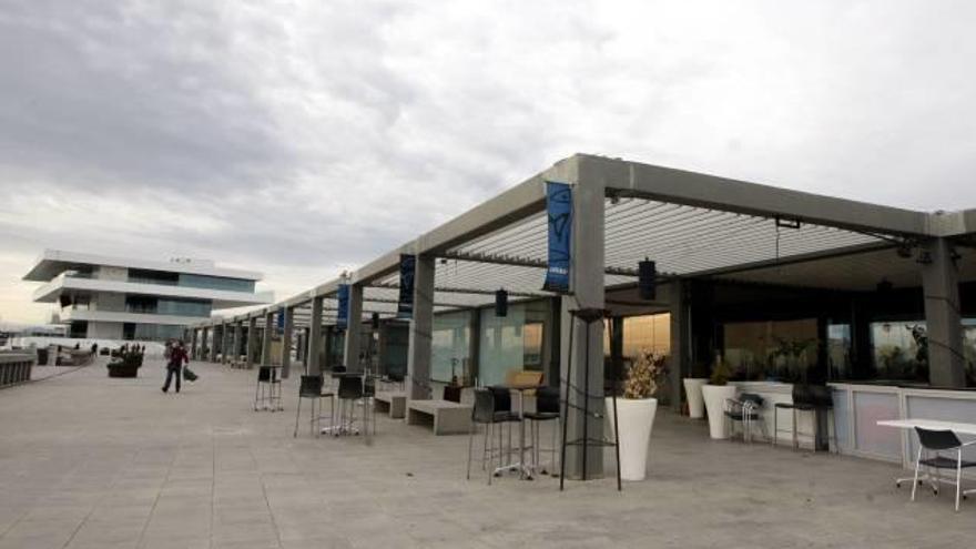 La Marina Real se reactiva con bares, cafeterías  y paseos en barco