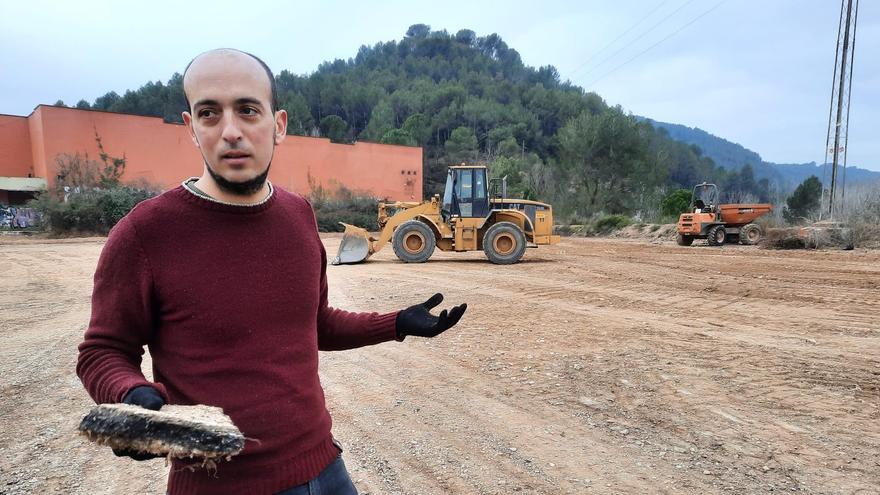 El regidor Pol Huguet amb asfalt arrancat de terra