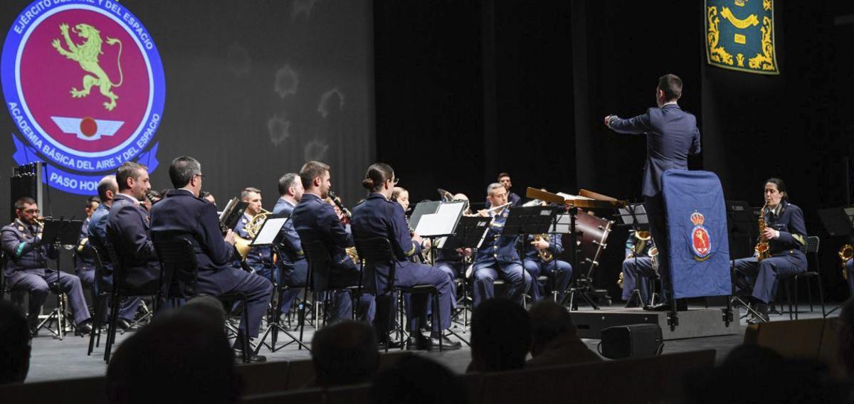 Actuación de la Unidad de Música de la Academia Básica del Aire y el Espacio, en el Teatro Ramos Carrión. | M. A. L. (ARCHIVO)