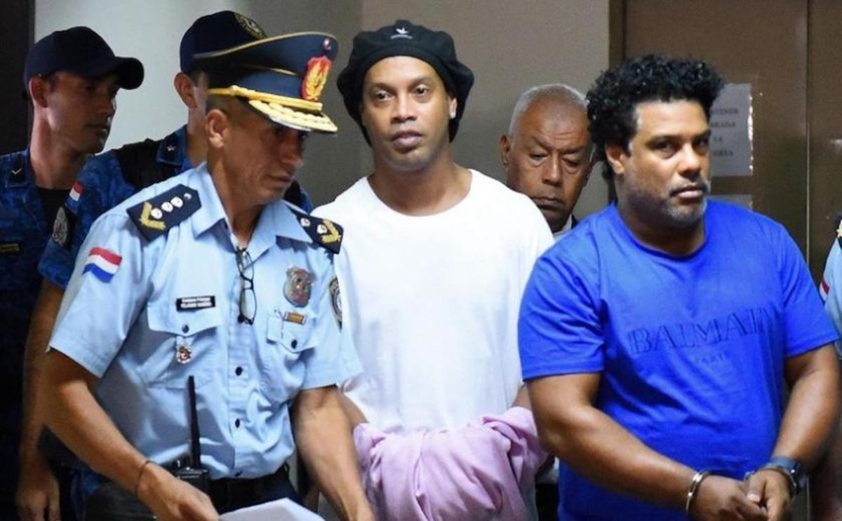 Ronaldinho, en el momento de su detención.