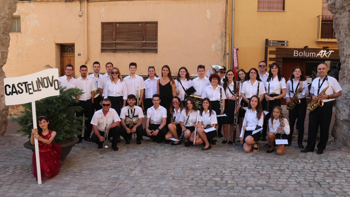 La Banda de Música de Castellnovo busca director.