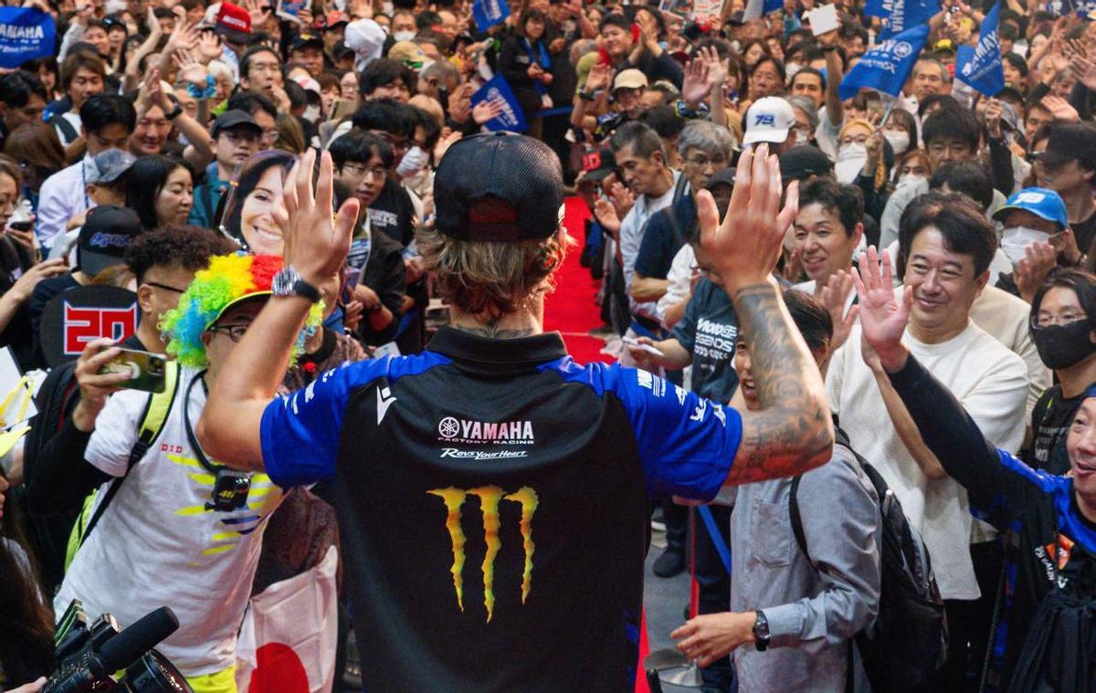El campeón francés Fabio Quartararo agradece al apasionado público japonés su presencia en la presentación ayer del GP.