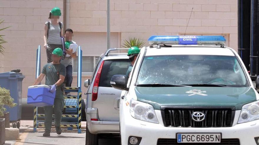 Registro policial en las instalaciones de la desaladora de Escombreras.