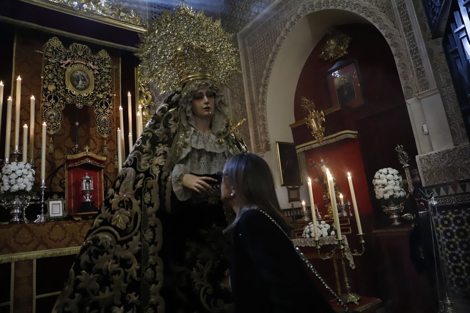 Los besamanos y procesiones del Día de Todos Los Santos, en imágenes