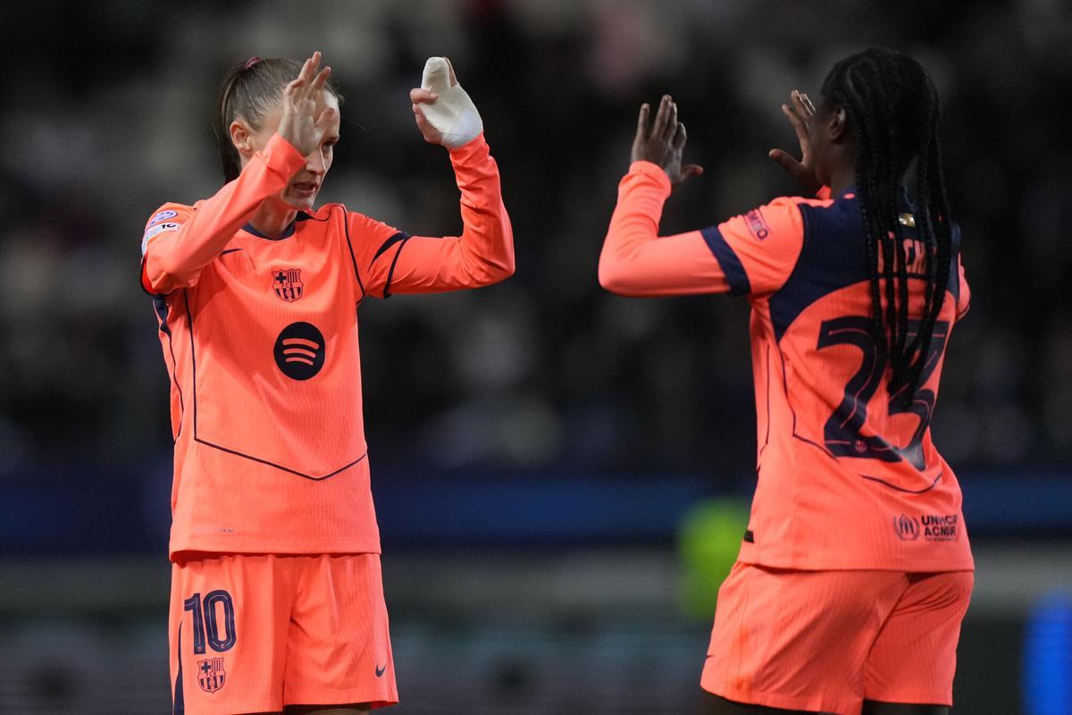 Barcelona's Caroline Graham Hansen.left, and Aïcha Camara celebrate after agoal during a Women's Champions League soccer match between Paris FC and Barcelona in Paris, Wednesday, Dec. 17, 2025. (AP Photo/Thibault Camus). EDITORIAL USE ONLY/ONLY ITALY AND SPAIN
