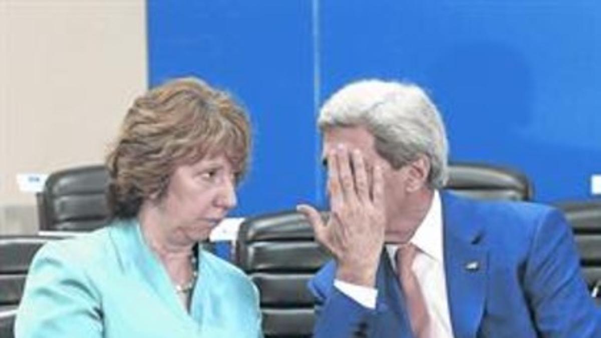 La 'ministra' de Exteriores de la UE, Catherine Ashton con John Kerry, ayer en Bruselas.