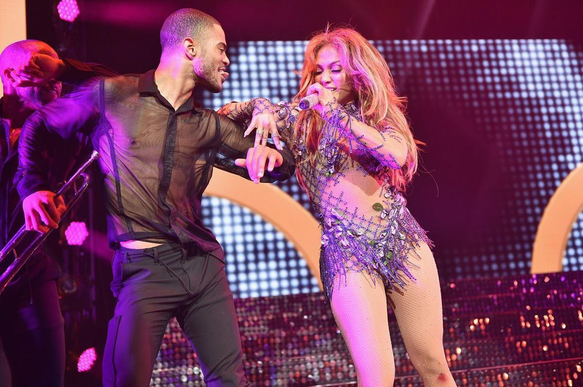 Jennifer López junto a un balarin durante un concierto en Atlanta