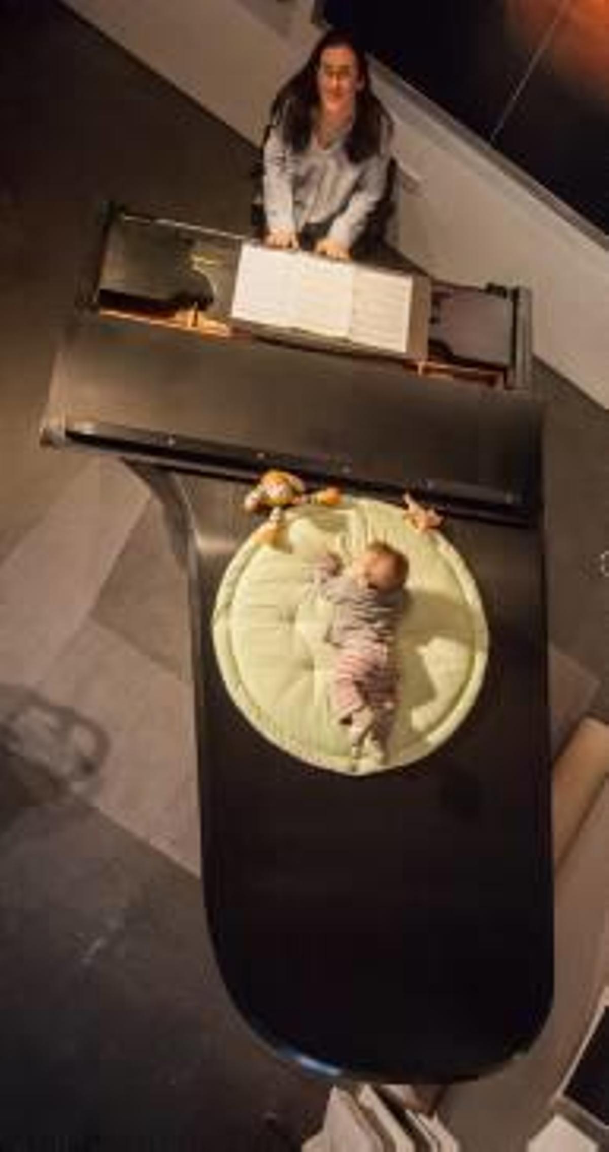 Marta Espinós compagina su carrera profesional con su reciente maternidad.